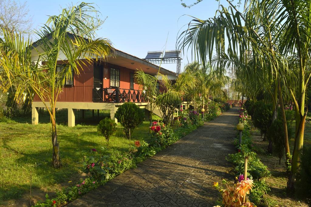 Jungle World Resort Sauraha Esterno foto