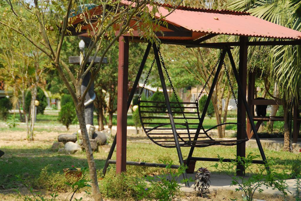 Jungle World Resort Sauraha Esterno foto