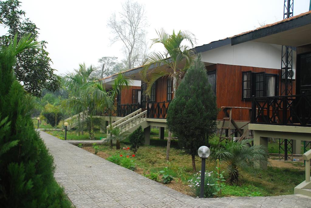 Jungle World Resort Sauraha Esterno foto